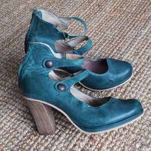Dkode green leather heels